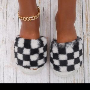 Checkered pattern fluffy bedroom slippers